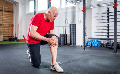 man with knee injury in gym